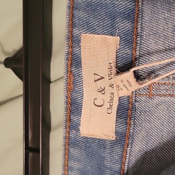 Chelsea and violet  distressed Jean shorts. Size 29 - Picture 3 of 4